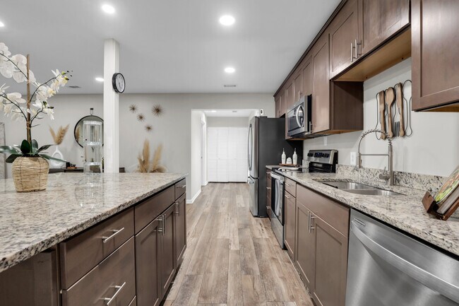 Building Photo - 136 Meadowside Ln