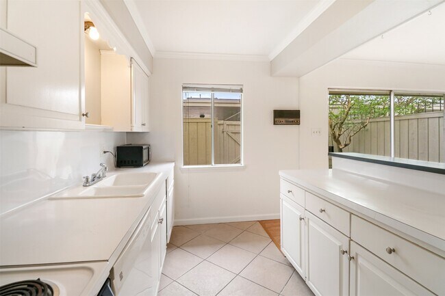 Building Photo - 6332 Chevy Chase Dr