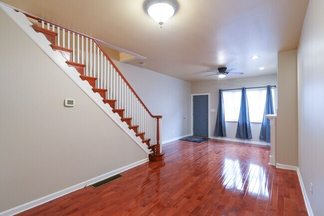 Building Photo - 2022 S Opal St