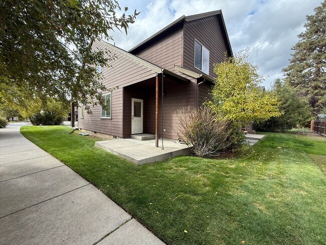 Building Photo - 2 Bed/1.5 Bath Townhome Near the Old Mill