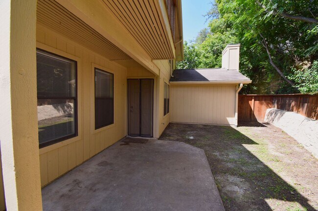 Building Photo - Hart Ln 6489