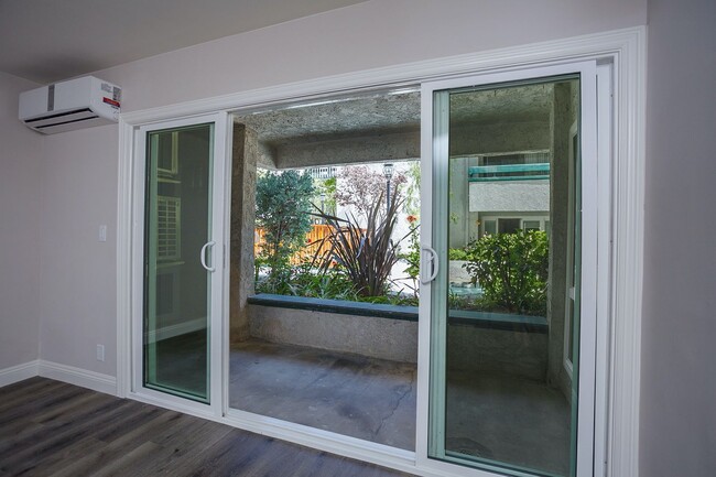 Building Photo - Newly Renovated 2 Bed + 2 Bath Condo in Pr...