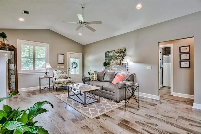 Building Photo - 1121 E Maxwell St