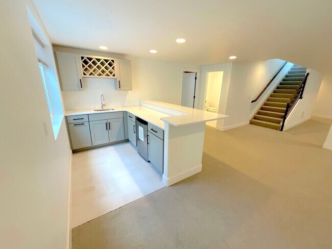 Building Photo - 5 Bedroom Home Available Near Baptist Rd &...