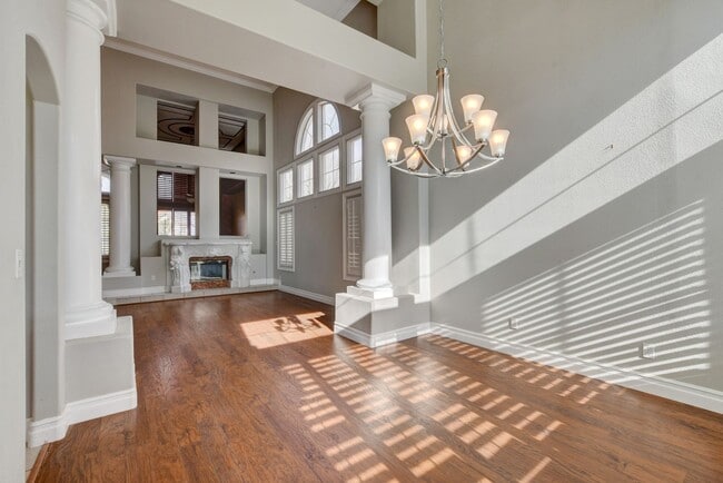 Building Photo - COMING SOON!! $1000 off 1st months Rent Guard-Gated Golf Course Living on the 14th Green!