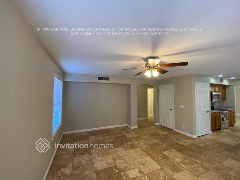 Building Photo - 764 W La Pryor Ln