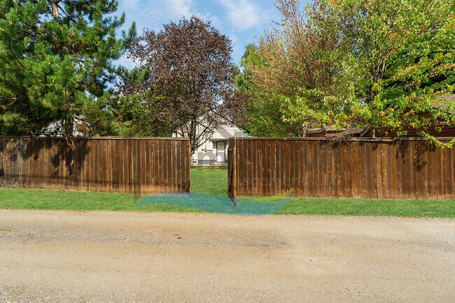 Building Photo - 4 Bedroom 2 Bathroom Home with a Fully Fen...