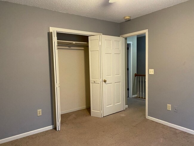 Building Photo - Lovely 2 bedroom Townhome