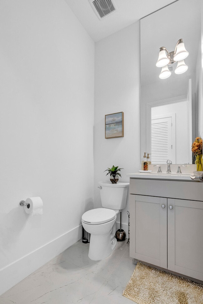 Building Photo - 5320 St Armands Way