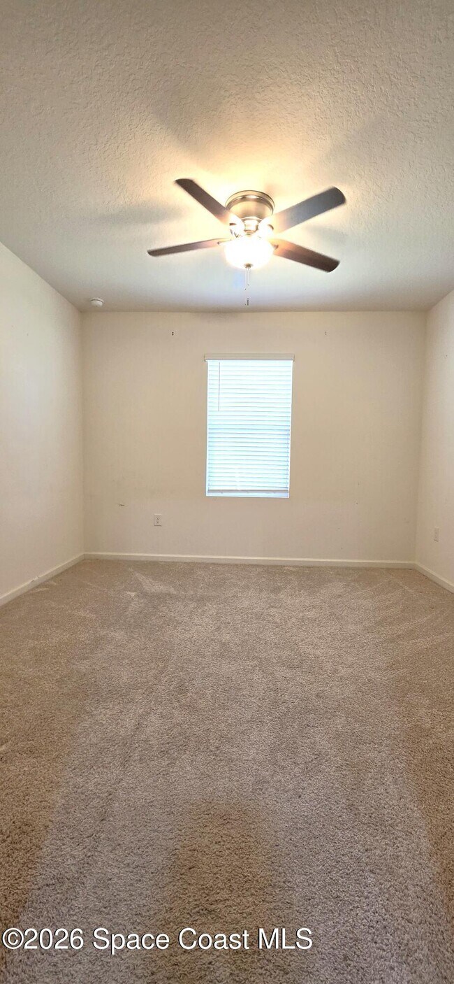 Building Photo - 242 Guinevere Dr SW