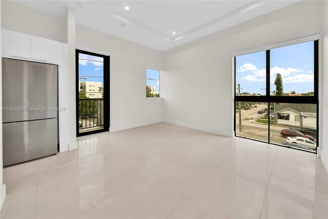 Building Photo - 530 SW 11th Ave