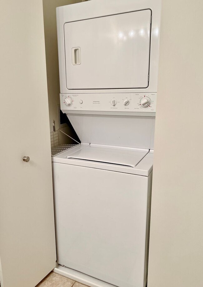 Building Photo - Bright and Relaxing 3rd floor OPEN CONCEPT 1 Bed / 1 Bath Condo For Rent! In-Unit Washer & Dryer!...