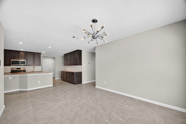 Building Photo - 718 Harvest Bluff Dr