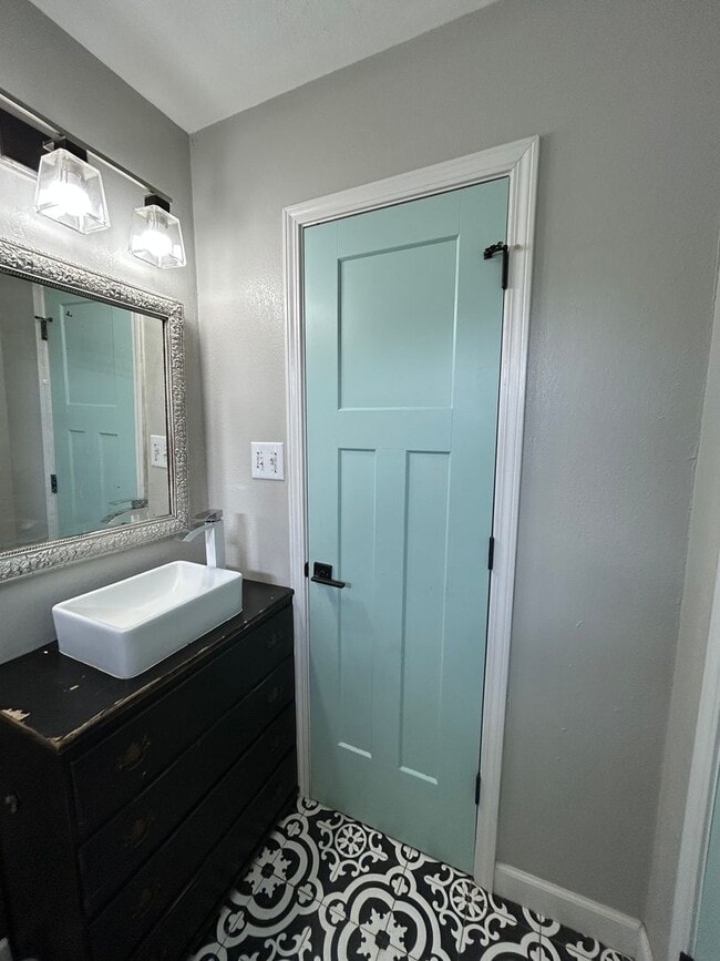 Building Photo - 112/114 W Tenth St. Vidalia