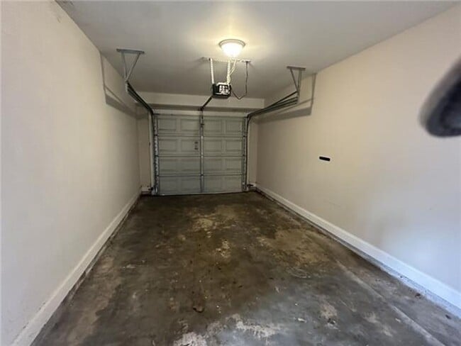Building Photo - Three Bedroom, Two Bath