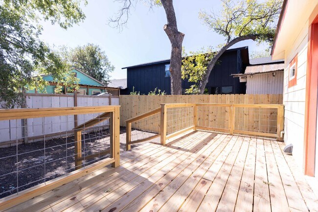 Building Photo - 330 Gem Ln