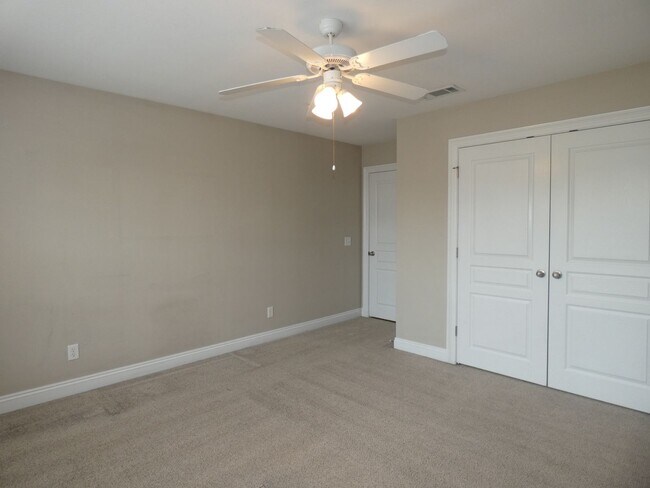 Building Photo - Marvelous Executive Pool Home in Hammersmith