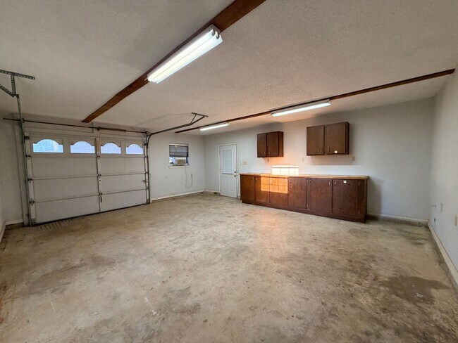 Building Photo - 9103 Dogwood Trail