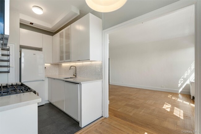 Building Photo - 14 N Chatsworth Ave