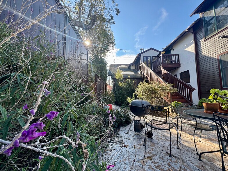 Building Photo - 2733 Russell St