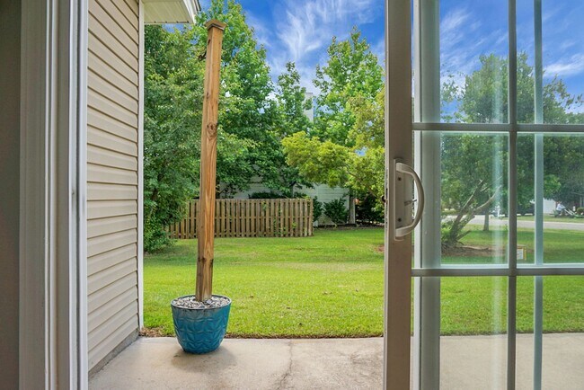 Building Photo - 3 bedroom, 2.5 Townhome