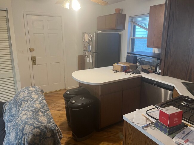 Building Photo - One bed, duplex in Lakeview, Pet friendly!!