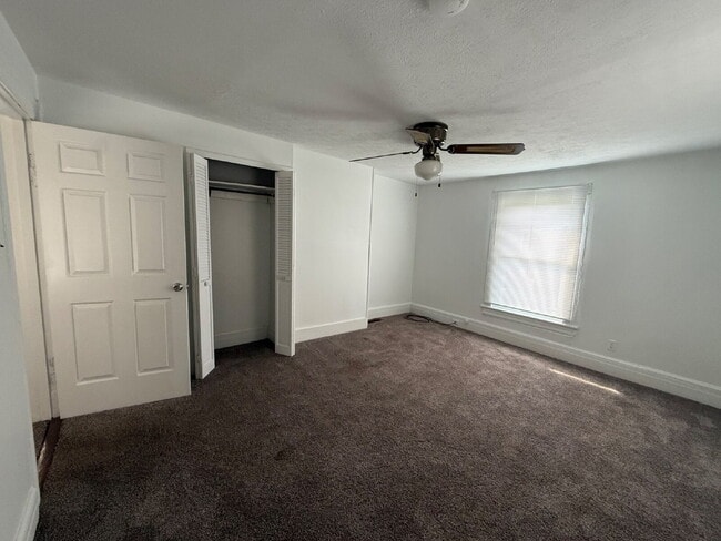 Building Photo - Very Large 3 or 4 bedroom home with nice y...