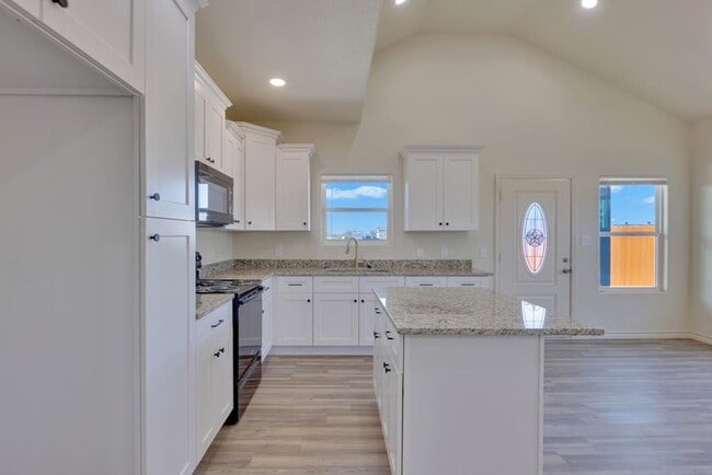 Building Photo - 1014