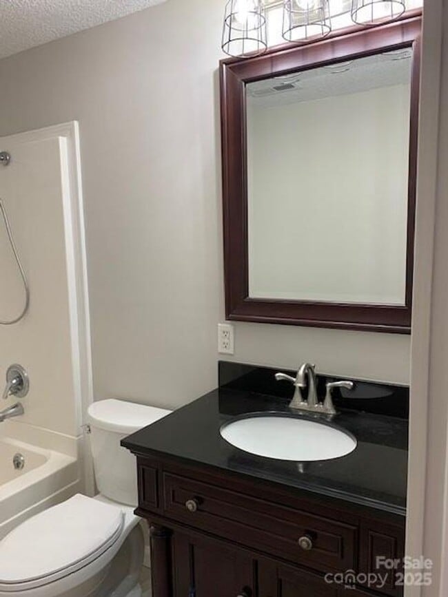 Building Photo - Move-In Ready 3 Bed, 2 Bath Home in Lenoir!