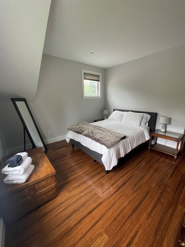 Building Photo - 13 Autumn Ln