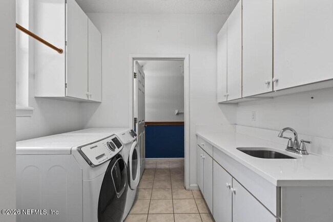 Building Photo - 413 River Birch Ln