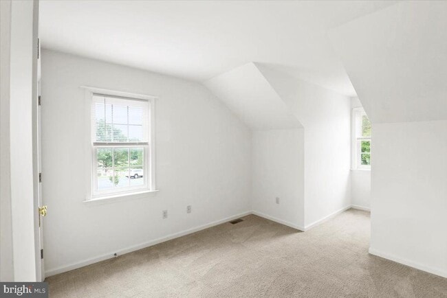 Building Photo - 10 Stable Dr