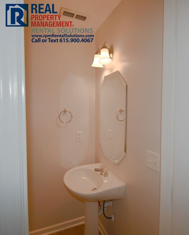 Building Photo - Wonderful 2BR/2.5BA townhome less than 1 m...