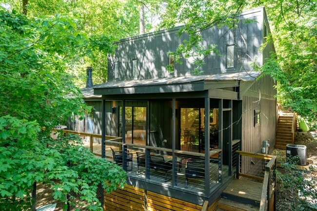 Building Photo - Ultra Modern Three Bedroom Home!