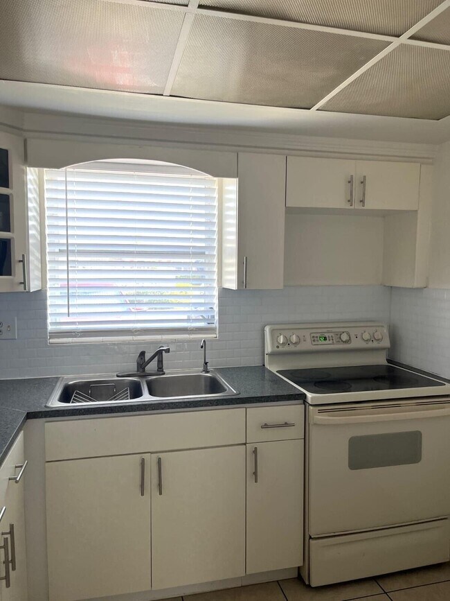 Building Photo - 2926 Ashley Dr E