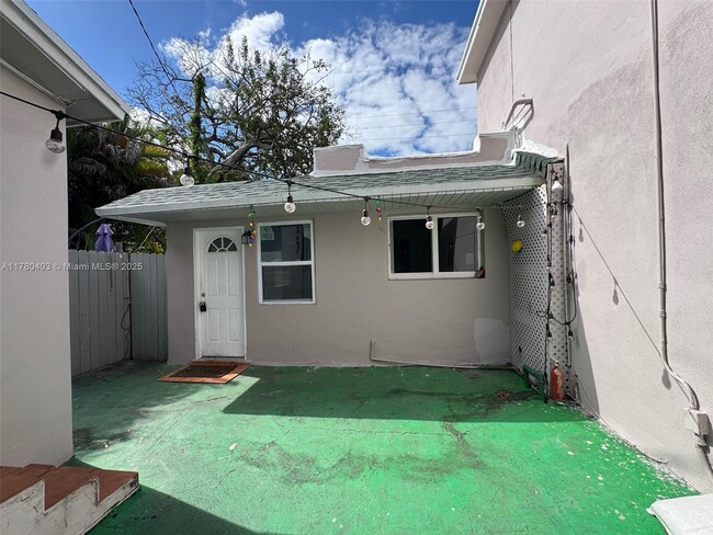 Building Photo - 1664 SW 9th St