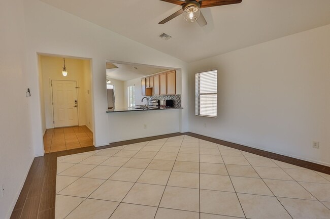 Building Photo - 3 Bedroom 2 Bathroom