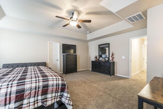 Building Photo - "Spacious 4-Bedroom Home with Granite Coun...