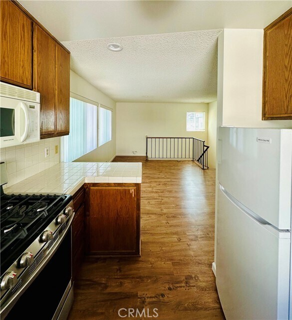 Building Photo - 28 20th Ct
