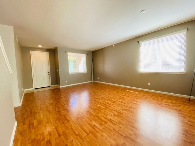 Building Photo - Spacious and Beautiful Home Close to a Huge Park