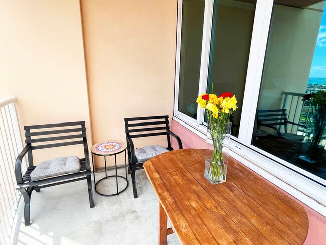 Building Photo - 801 S King St