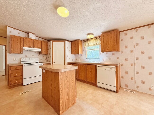 Building Photo - The Home You’ve Been Searching For!