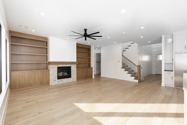 Building Photo - Gorgeous 5 bed 3.5 bath in Desert Canyons