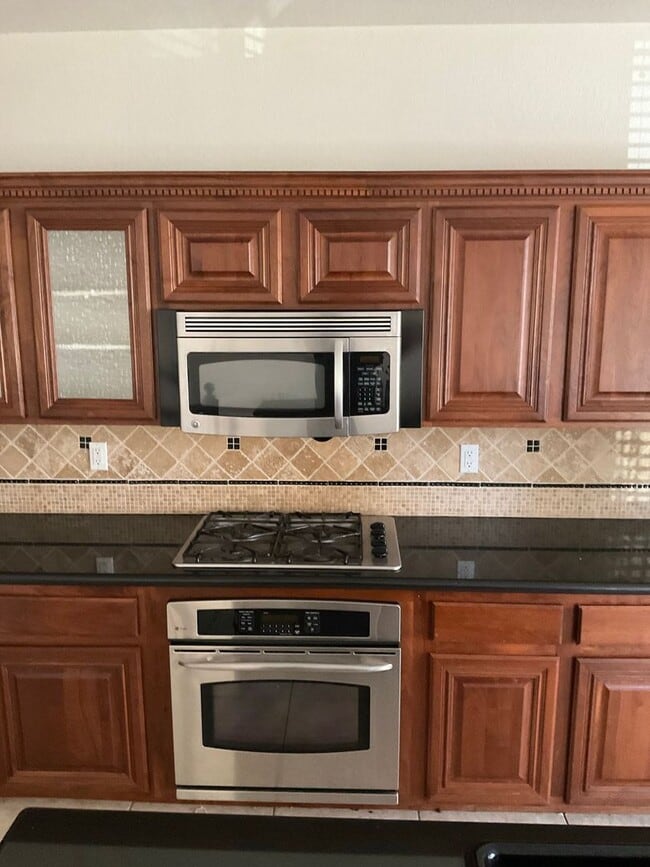 Building Photo - Upgraded 3-Bed, 3-Bath Home – All En-Suite...