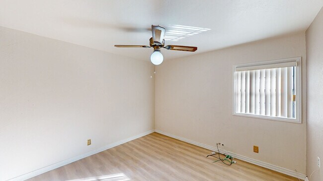 Building Photo - 208 W Broadbent Dr