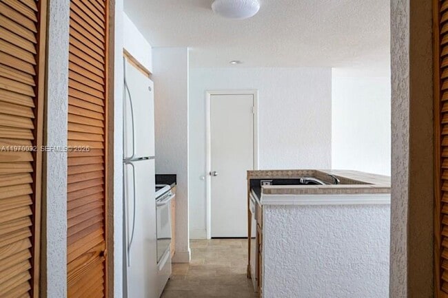 Building Photo - 4847 Via Palm Lakes