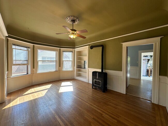 Building Photo - Upstairs 2 Bedroom - Near UCD Med Center