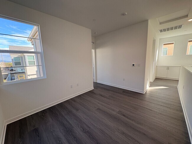 Building Photo - 3 Bed, 2.5 Bath townhome in Ontario!