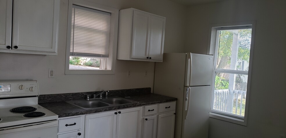 Building Photo - 631 E Monroe St