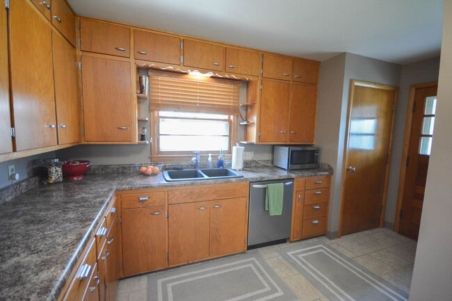 Building Photo - Spacious ranch style home in amazing Lowertown location!
